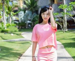 TuiGirl – 把黑白字体都抛到了脑后，娜露的秘书气场变得格外强烈，快来瞧瞧新写真集。
