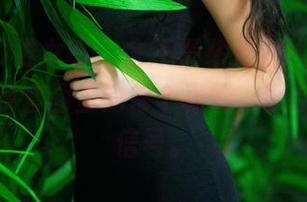 TuiGirl推女郎 – 舍不得移开视线，Yu佳妮在眼镜套图里的每个表情，都在发着小信号。