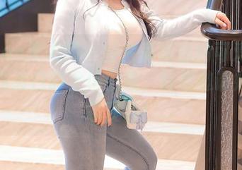 Xiuren秀人网 – 图片呈现出的可爱：伊丽莎有点白的女仆形象，好想邀请她来居家聚会！