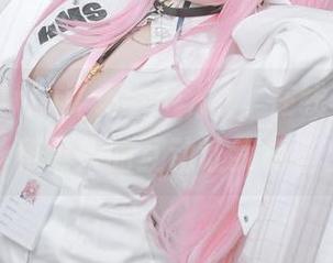 “asagiriai(爱ちゃん)”在线写真，女孩的背影和镜头的互动让我有些出神了。