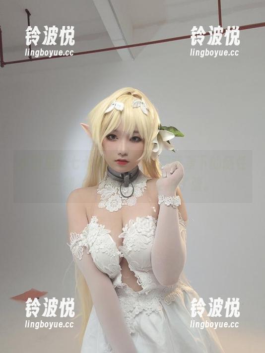 原图里的七七娜娜子，校园背景下的随性一刻，真的好像随便拍了张。