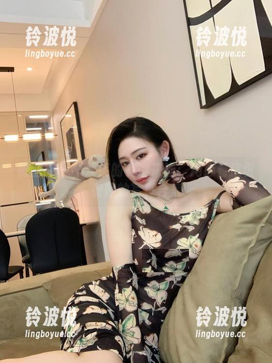 微密圈 - 不爱笑的赛琳来啦：用心看这份有趣的写真合集