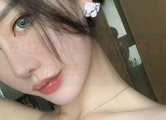 微密圈 – 在这在线高清画面中，不爱笑的赛琳的内衣光芒四射！