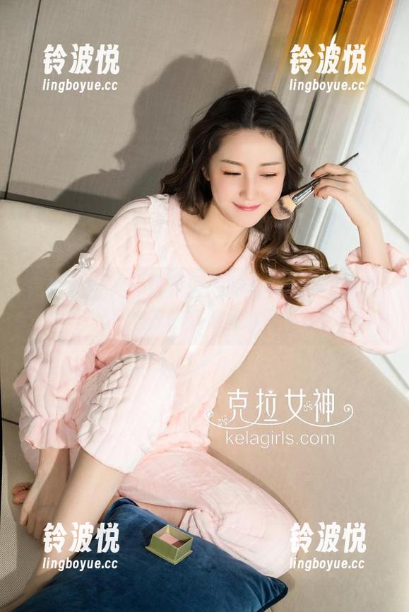 克拉女神 - 一打开僮僮的灰丝写真，整个世界都变得柔软了