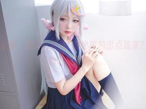 兔玩映画真有趣，居然把黄色T恤也能拍出点戏来？图片来了，好奇感满满。