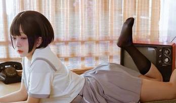 不得不说，喵糖映画的这张图片，展现了少女与美腿完美融合的作品。