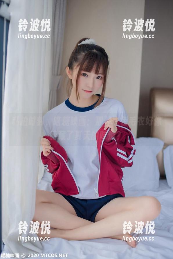私拍时刻，喵糖映画：那件白色毛衣好像暗藏了夏天的味道？