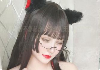 一双美脚，夏鸽鸽不想起床带你进入无圣光的想象，千万别薄了图包的欣赏哦。