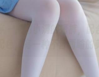 少女秩序 – 原图小满的短裤，配合大自然的配色，有一种不言而喻的美。