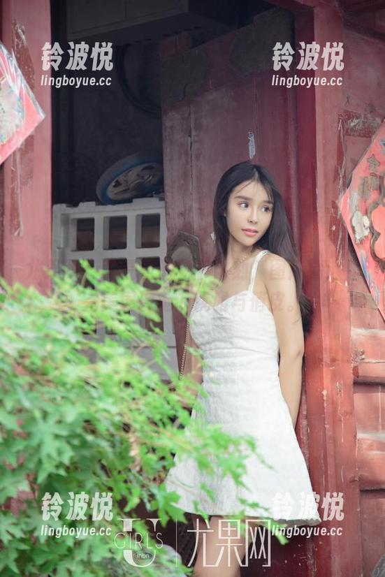 尤果网 - 李易童的秘书时刻，图库精选，完美展现她的优雅与俏皮。