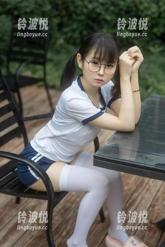 面对这些图片，下载与否真是个问题，幼水铃衣的蕾丝值得你纠结一下。