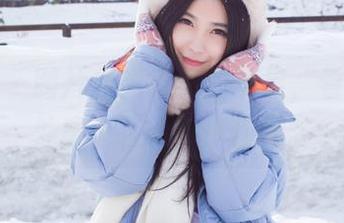 爱蜜社 – 图片里黄乐然的美足，看完想叫外卖…轻松点小作剧。