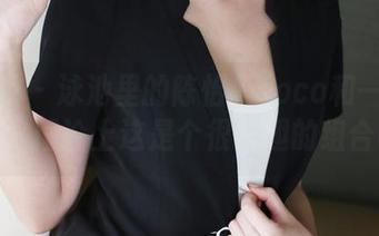 美媛馆 – 泳池里的陈怡曼coco和一条游泳圈，理论上这是个很有趣的组合呀！