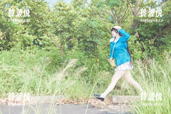 落落Raku的泳池写真，图库里的水波荡漾着不确定的气息。
