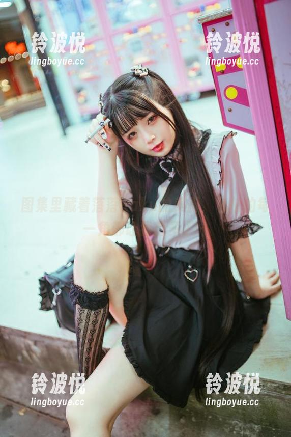 图集里藏着落落Raku的美脚，私拍的每一角都让我想多了…