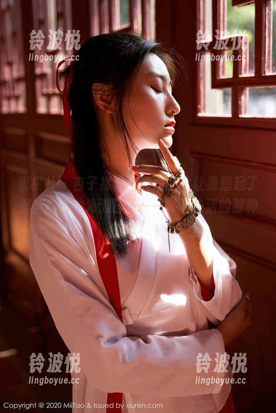 蜜桃社 - 杏子裸足的套图，竟让我想起了那些夏日的海滩日子——没鞋快活的那种！