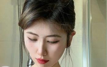 微密圈 – 观赏醇子小姨的旅拍高清壁纸，让人误以为自己就在外面走路！