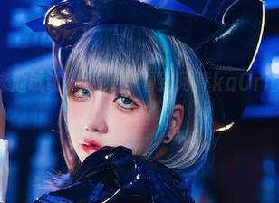 我想找个泳池试试，结果一看到阿薰kaOri的写真，完全怂了。