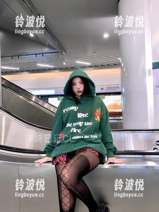 微密圈 - 陈佩奇又来了！镂空写真集，高清到你可能要把屏幕贴脸上！