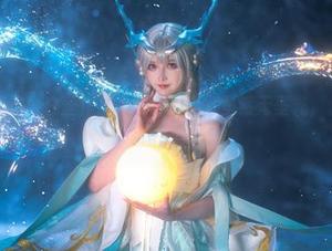 露儿大魔王这个白丝作品，光影交错，虽然无圣光，但每一张都是眼前一亮。