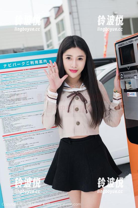 魅妍社 - 卷发随风，黄歆苑的制服在高清图包中轻轻摇曳
