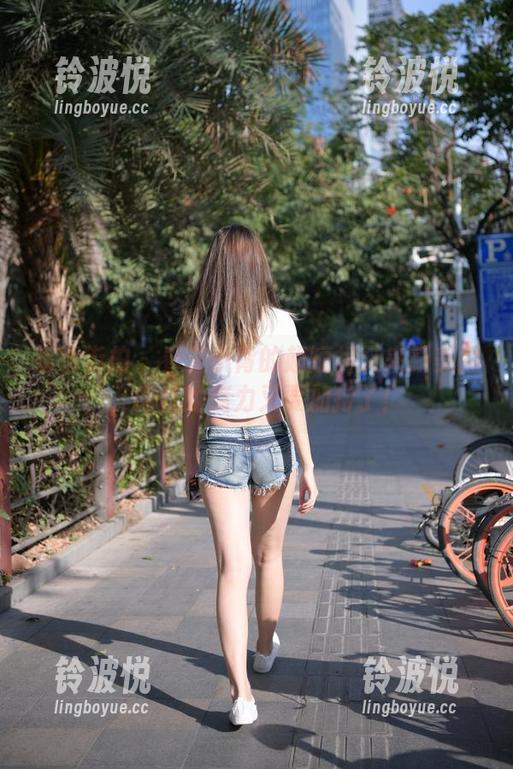魔镜街拍 - 看艾小青的超短裙又来新美图，肉丝的魔力又要加持了！
