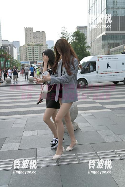 魔镜街拍 魔镜街拍:全套制服包臀裙小姐姐3走廊,有种“突然遇到校园气息”的错觉