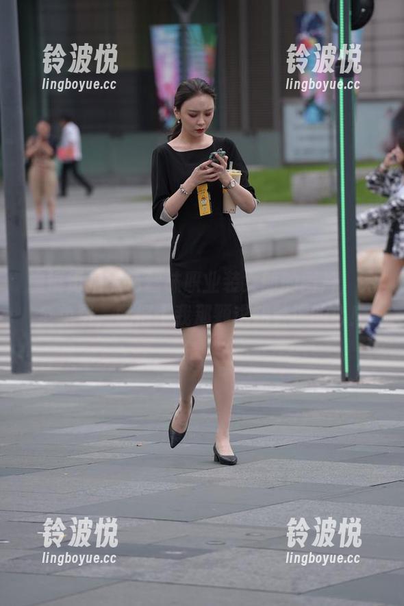 魔镜街拍黑色丝袜职业装女郎的图片，完全免费，配得上我那颗求知若渴的心！
