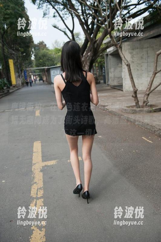 魔镜街拍：在黑色连衣裙的包裹中，小姐姐无意间成为了街头诗歌，高清照片记录下这一切！